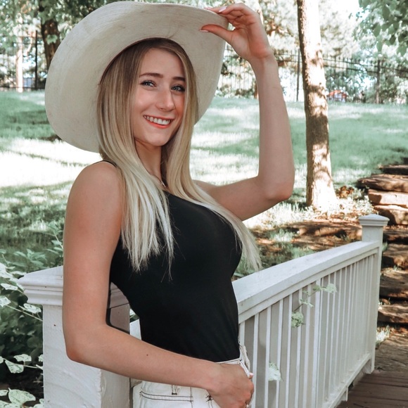 Meet your Posher, Brie - Picture 1 of 1